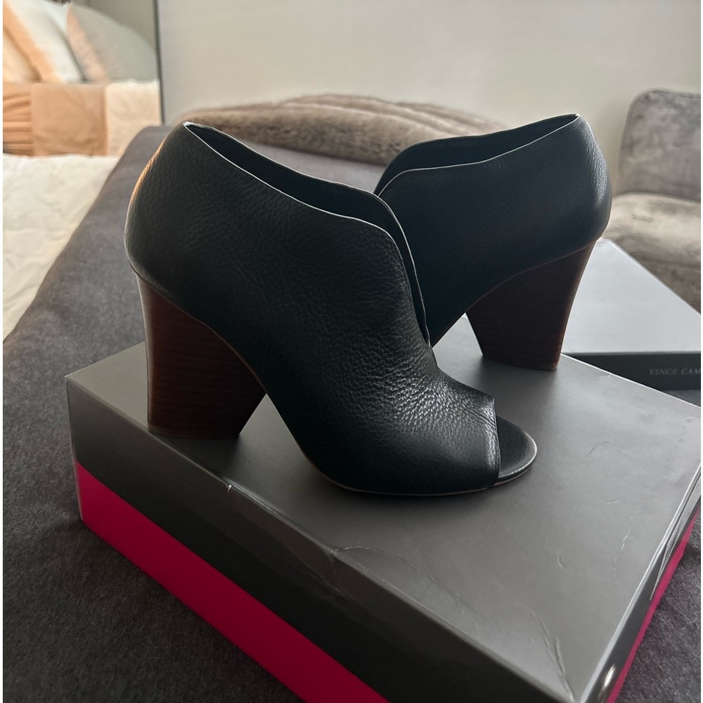 VINCE CAMUTO women’s black heels
